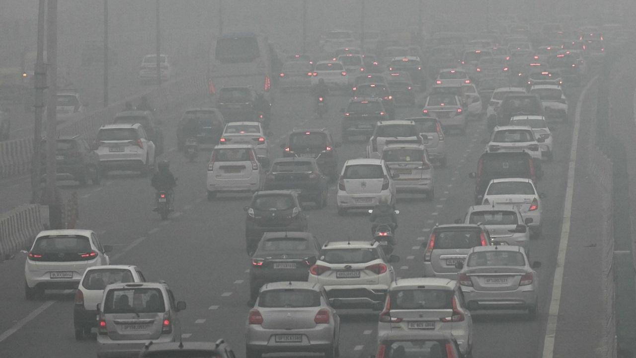 Dense fog in parts of Delhi, minimum temperature 8.4 degrees Celsius