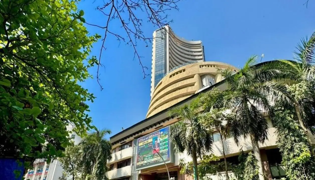  Indian markets slide in early trade, Sensex drops by 215.59 points