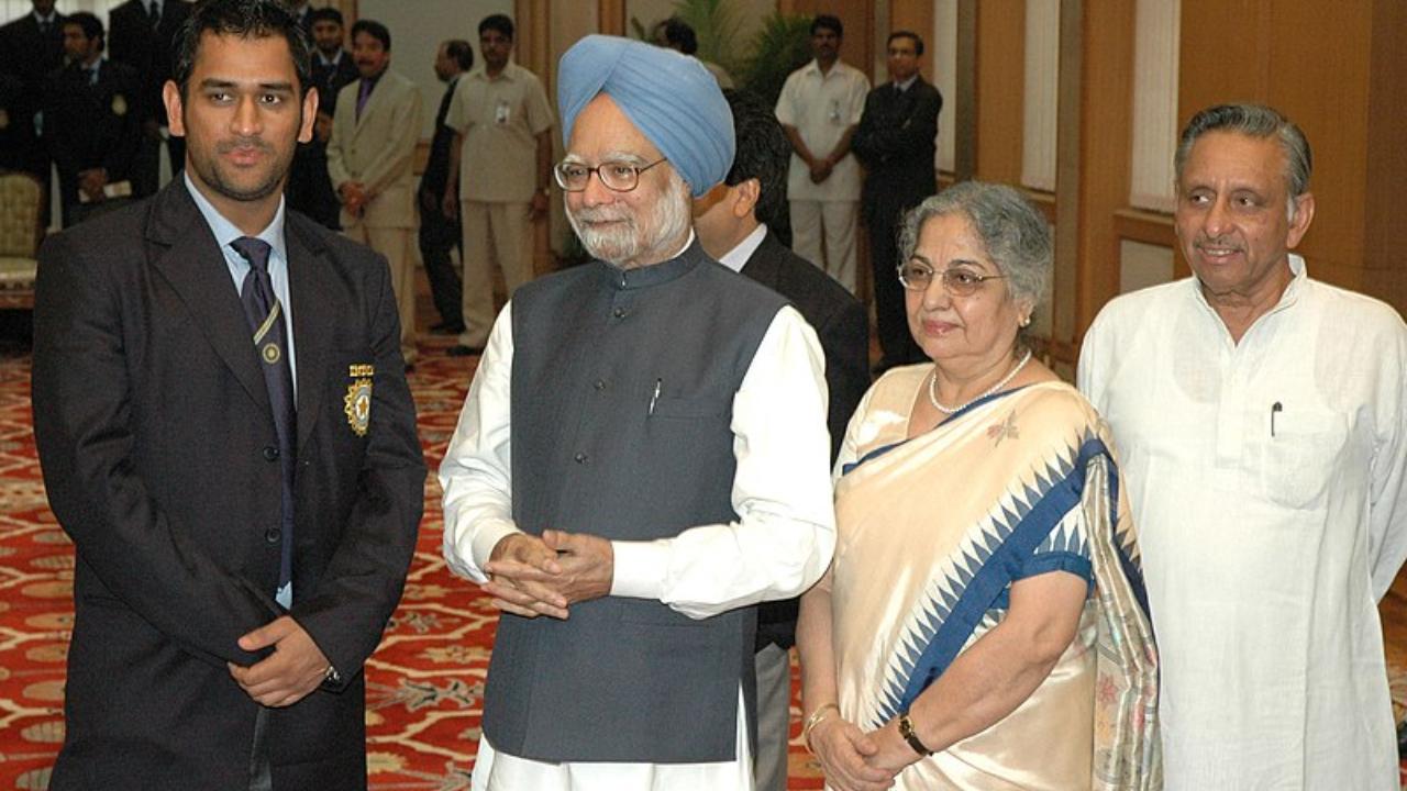 When former PM Manmohan Singh welcomed MS Dhoni-led India post 2007 T20 WC win