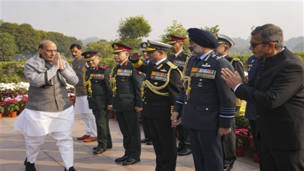 IN PHOTOS: Defence Minister pays tribute to soldiers on Vijay Diwas