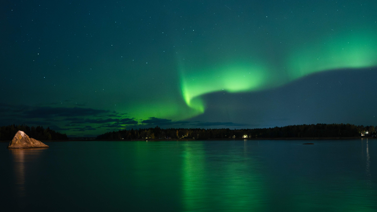 The lights popularly for their unique colours were also seen in United States, Canada, the United Kingdom, and Germany in different hues of pink, purple, green and blue. 