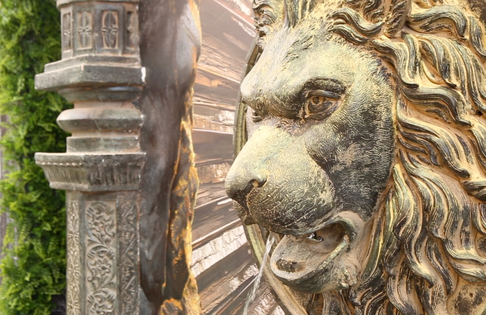 One of these sculptures, a lion, is placed in the center of the garden area, dividing it from the poolside. This lion sculpture also serves as a fountain, with water oozing from its mouth.