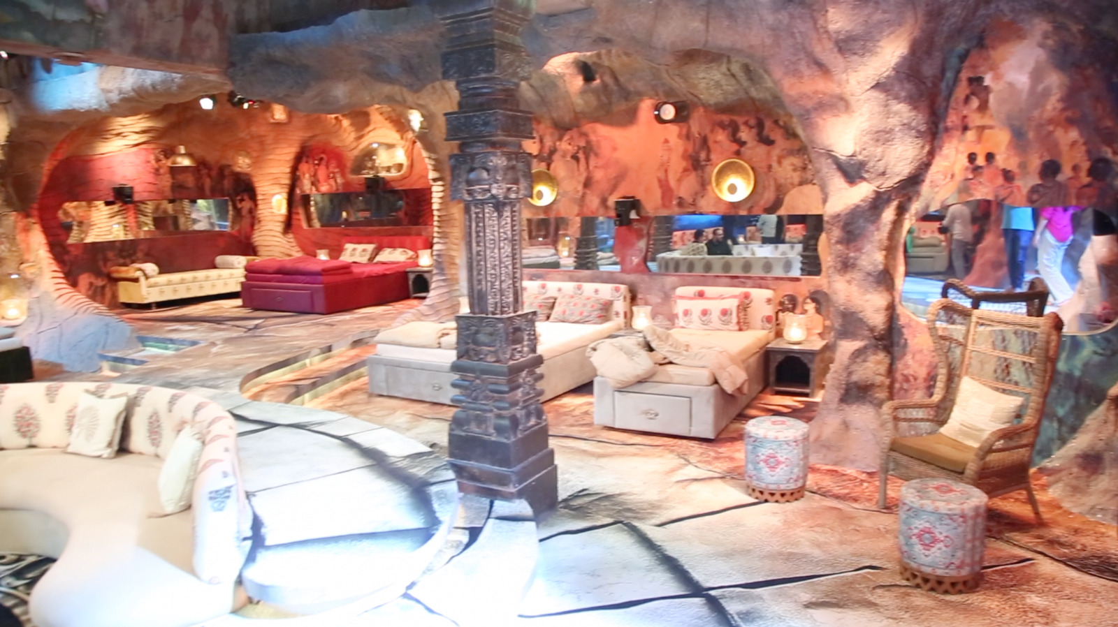 The entire house has been designed with the theme in mind, which is Time ka Tandav. The huge bedroom is built in a way that makes it feel like we are inside a cave