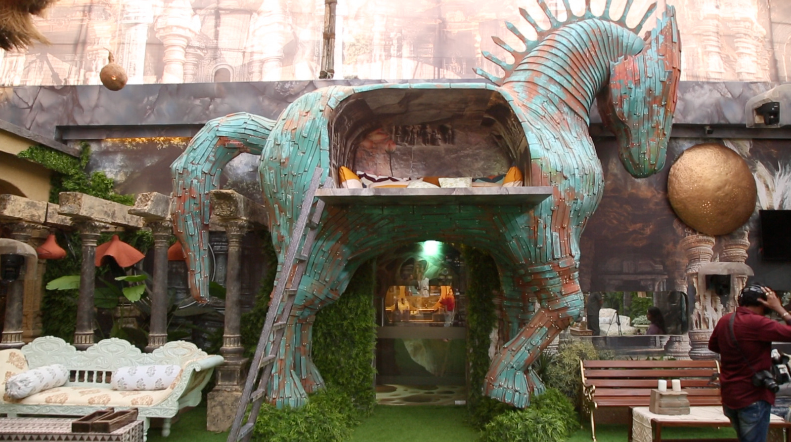 The grand garden area also features a massive horse built at a height, with cozy seating in it