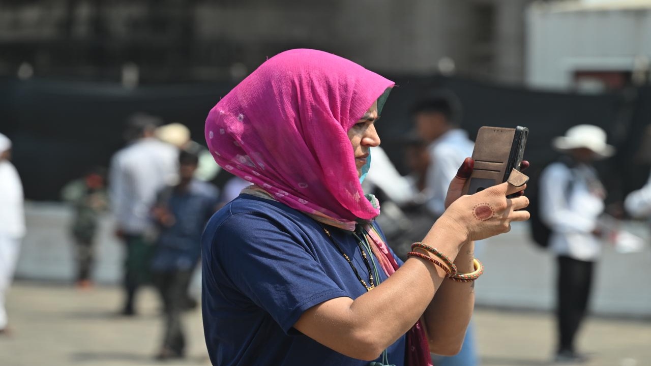 A day before, on October 5, Mumbai had witnessed temperatures slightly above usual at both Colaba and Santacruz stations