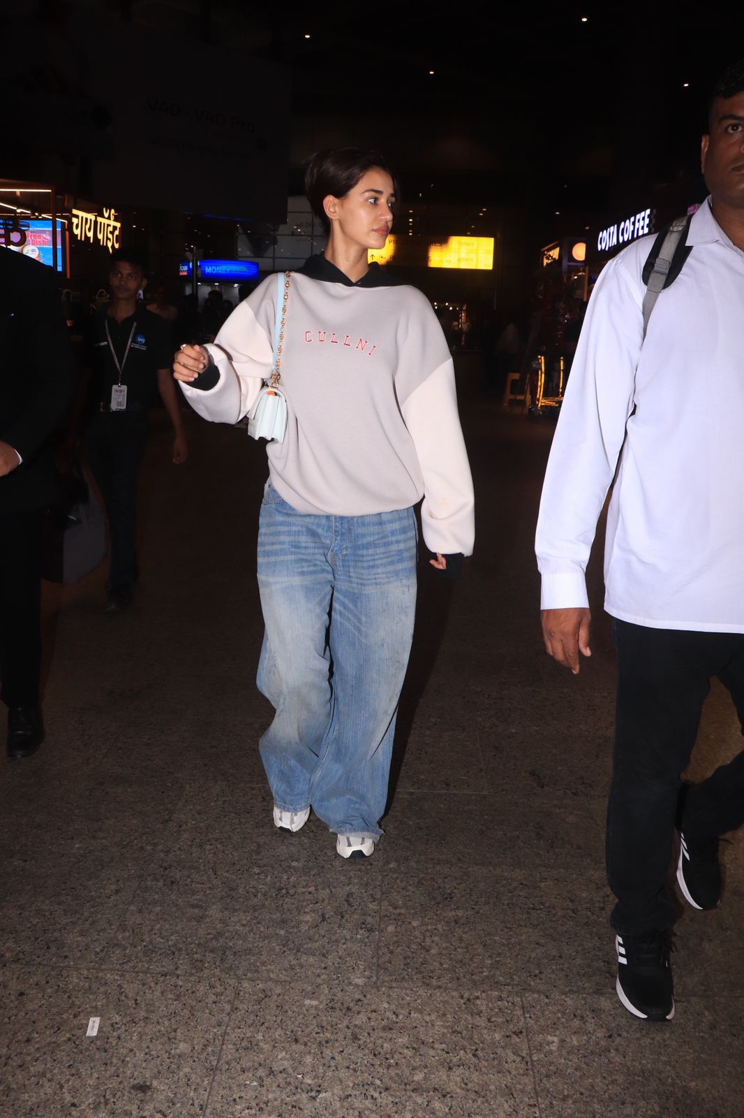 Disha Patani was spotted at Mumbai airport last night in a comfy and casual look