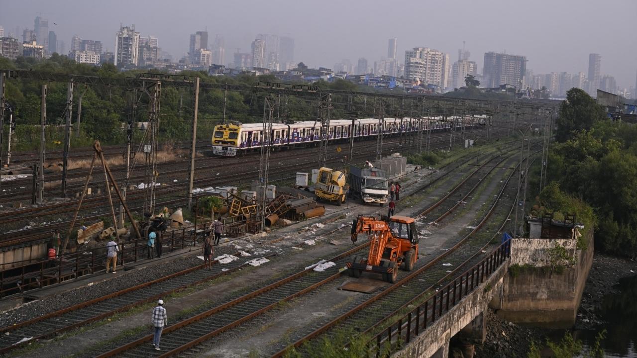 IN PHOTOS: Railways undertakes upgradation work between Mahim, Bandra stations