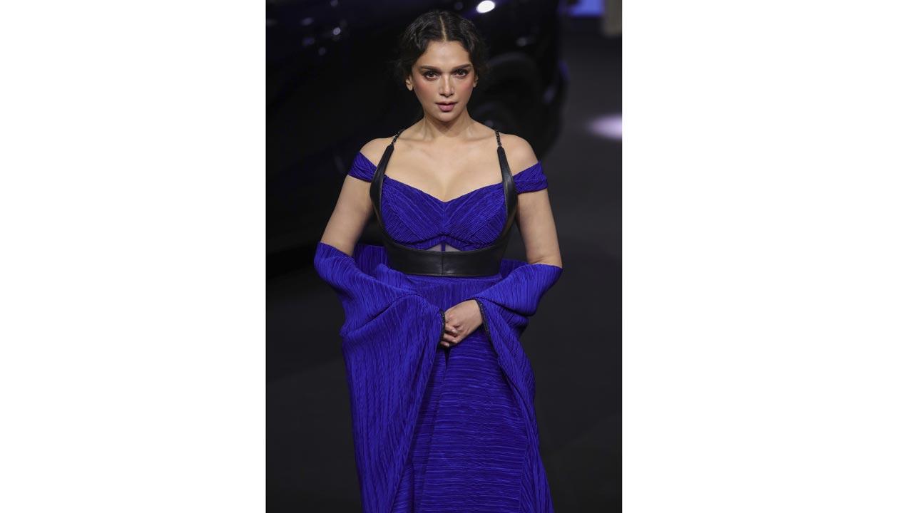 LFW 2024: Aditi Rao Hydari walks the ramp for the first time after marriage