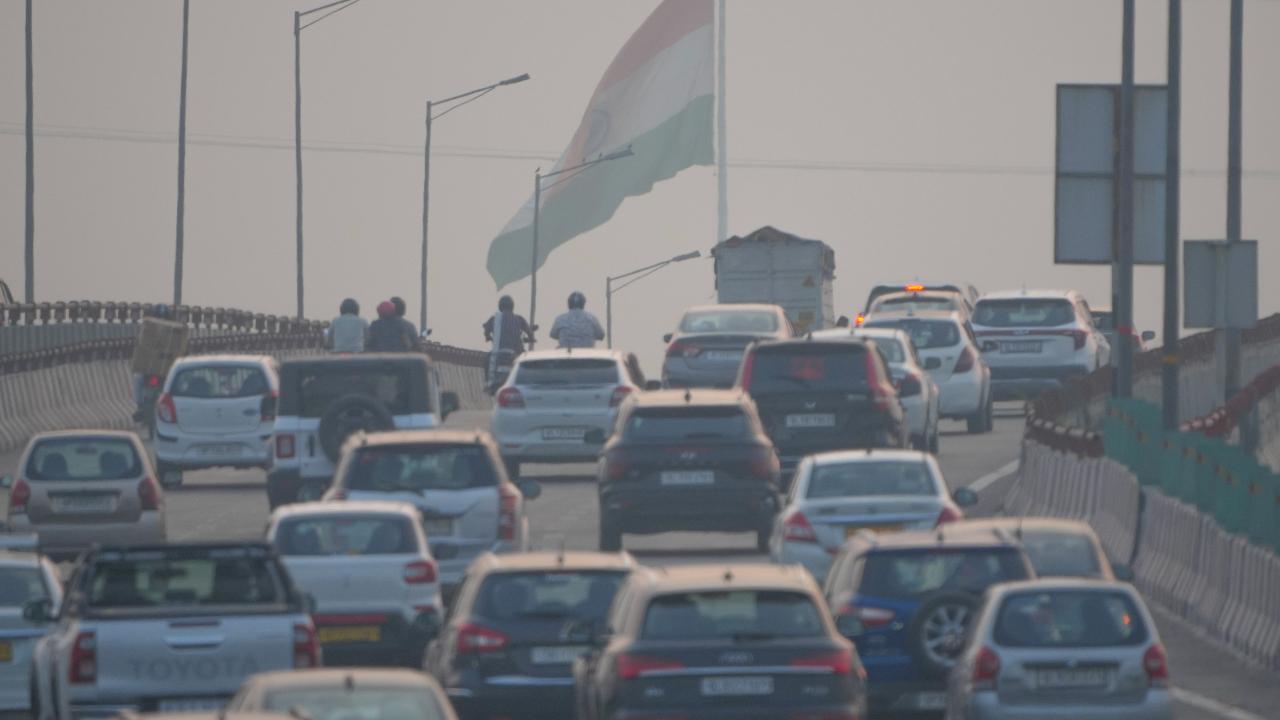 Vehicles move amid air pollution in New Delhi (Pic: PTI)