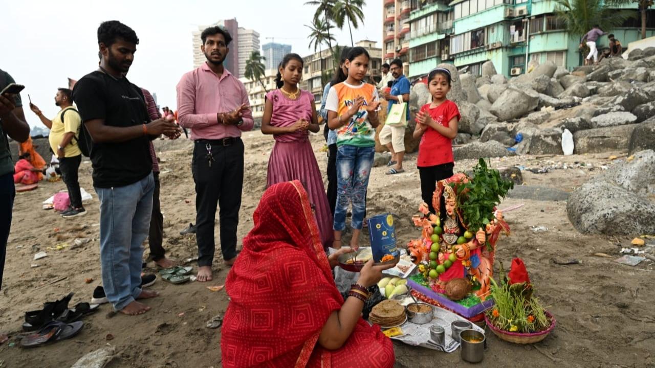 Devotees seen bidding emotional farewell to Goddess Durga on Saturday. Pics/Satej Shinde and Anurag Ahire