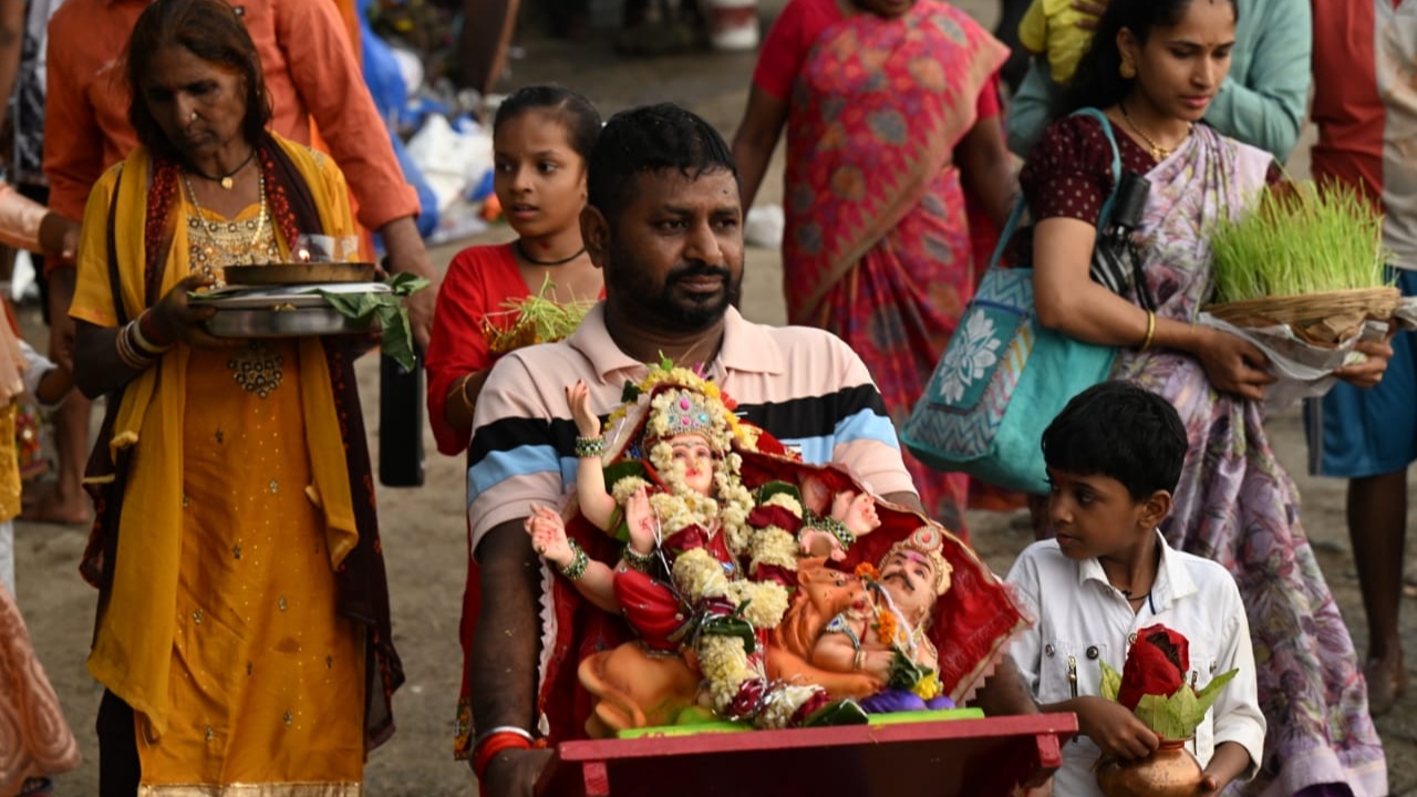 Families dressed in traditional attire joined hands in prayer, expressing their gratitude for the blessings received during the festival