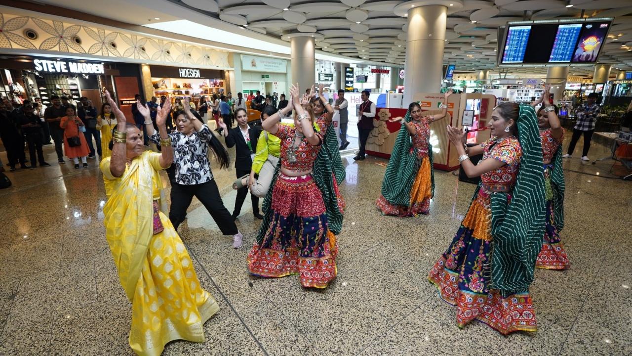 A Garba event was held at Chhatrapati Shivaji Maharaj International Airport (CSMIA) amidst the ongoing Navratri season. Pics/Special arrangement by Prasun Choudhari