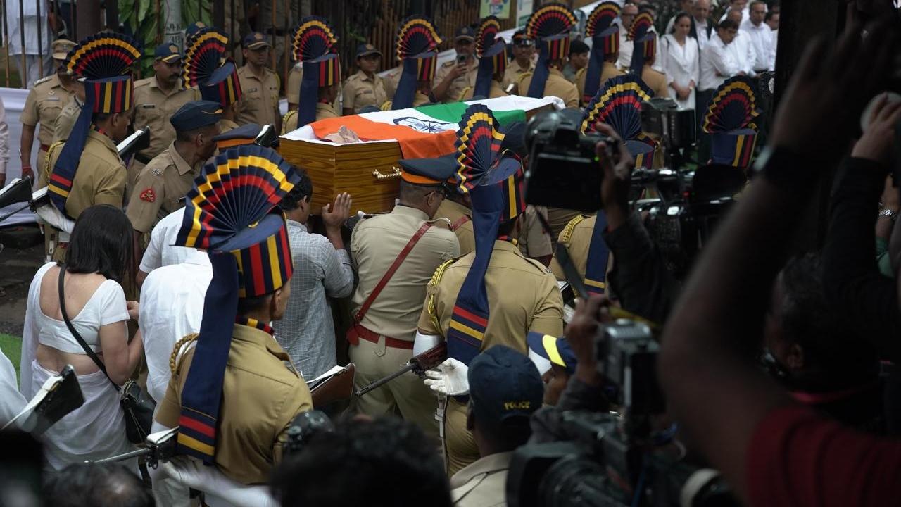 Mortal remains of Ratan Tata at Worli crematorium Pic/ Aditi Haralkar