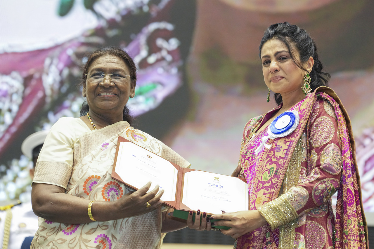 Manasi Parekh bagged her first National Film Award for her performance in 'Kutch Express'. Tears in Manasi's eyes were clearly visible. She shared her Best Actress award with Nithya Menon, who got it for the Tamil film 'Thiruchitrambalam'.