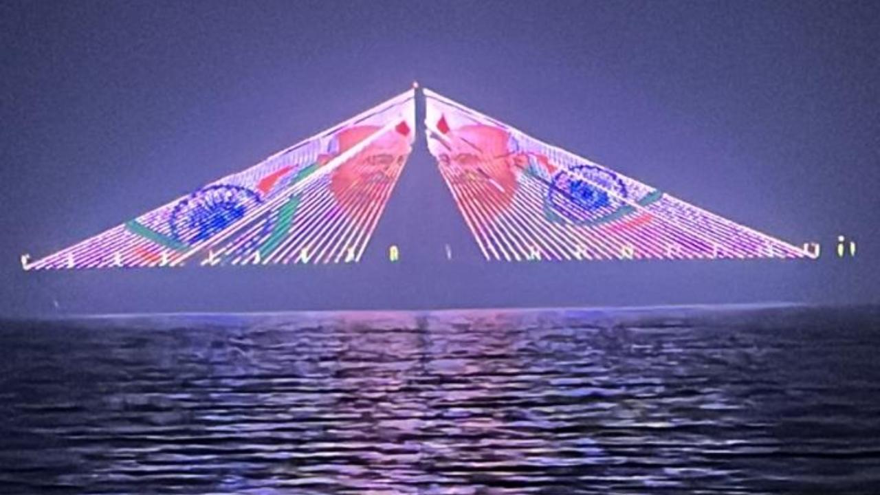 The lights with tricolour on the sea link paid tribute to the legacy of Mahatma Gandhi. Pics/Atul Kamble