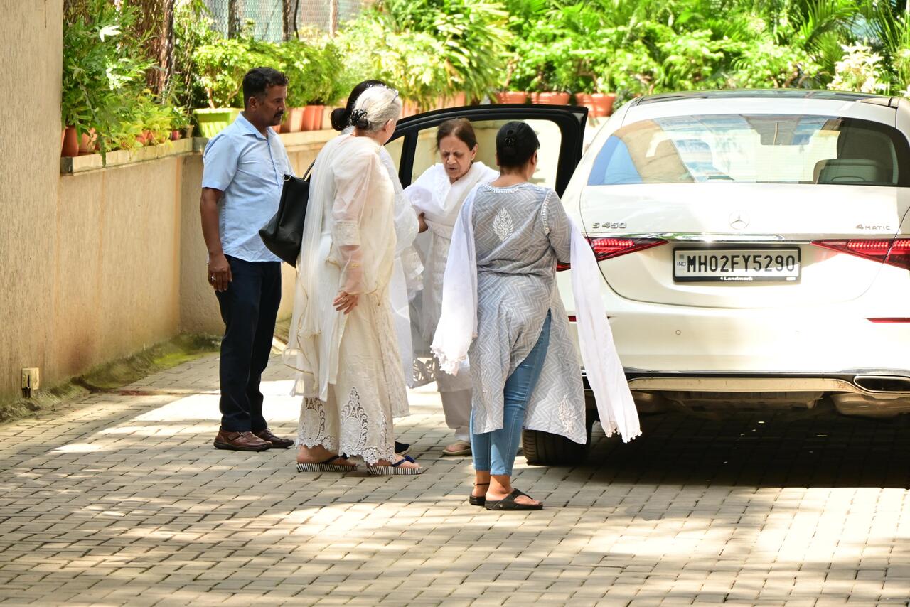 Aamir's mother Zeenat also arrived to pay her last respects and offer condolences to Reena. 