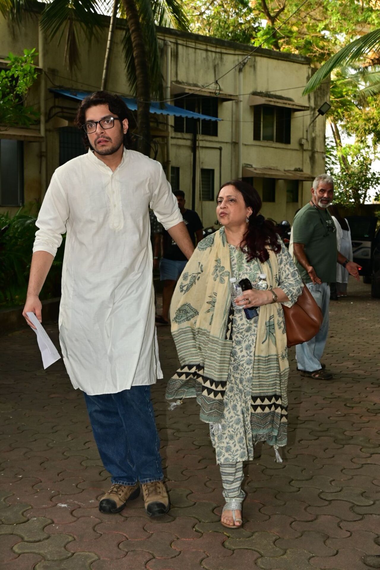 Their son and actor Junaid Khan was also in attendance at his grandfather's funeral. 