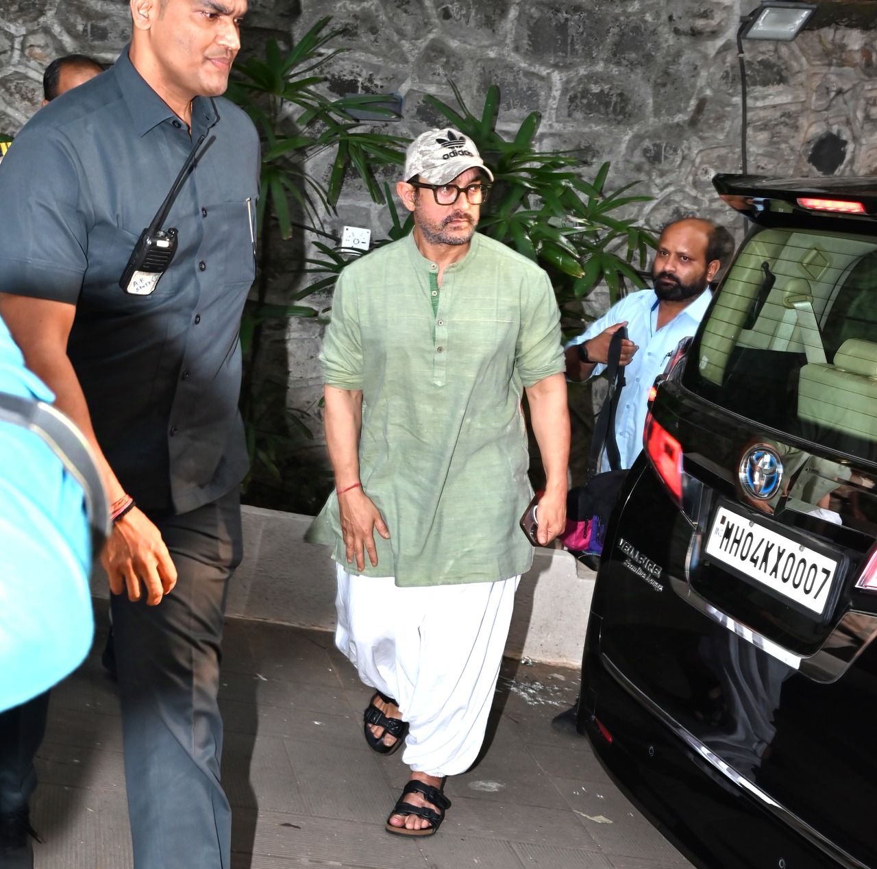 Aamir Khan, who was by Reena's side throughout was photographed by the paparazzi. 