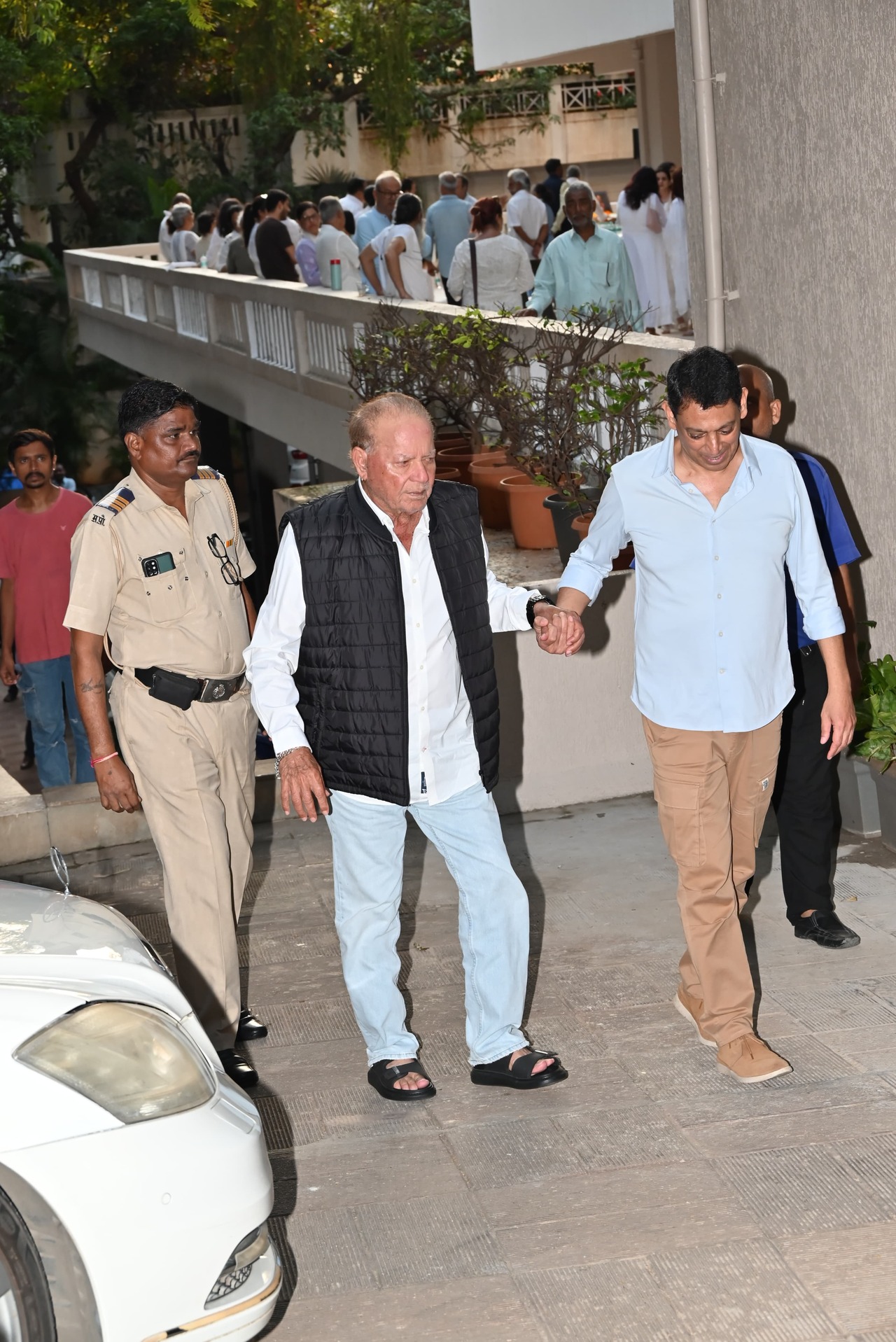 Veteran screenwriter and Salman Khan's father Salim Khan also came to offer condolences. 