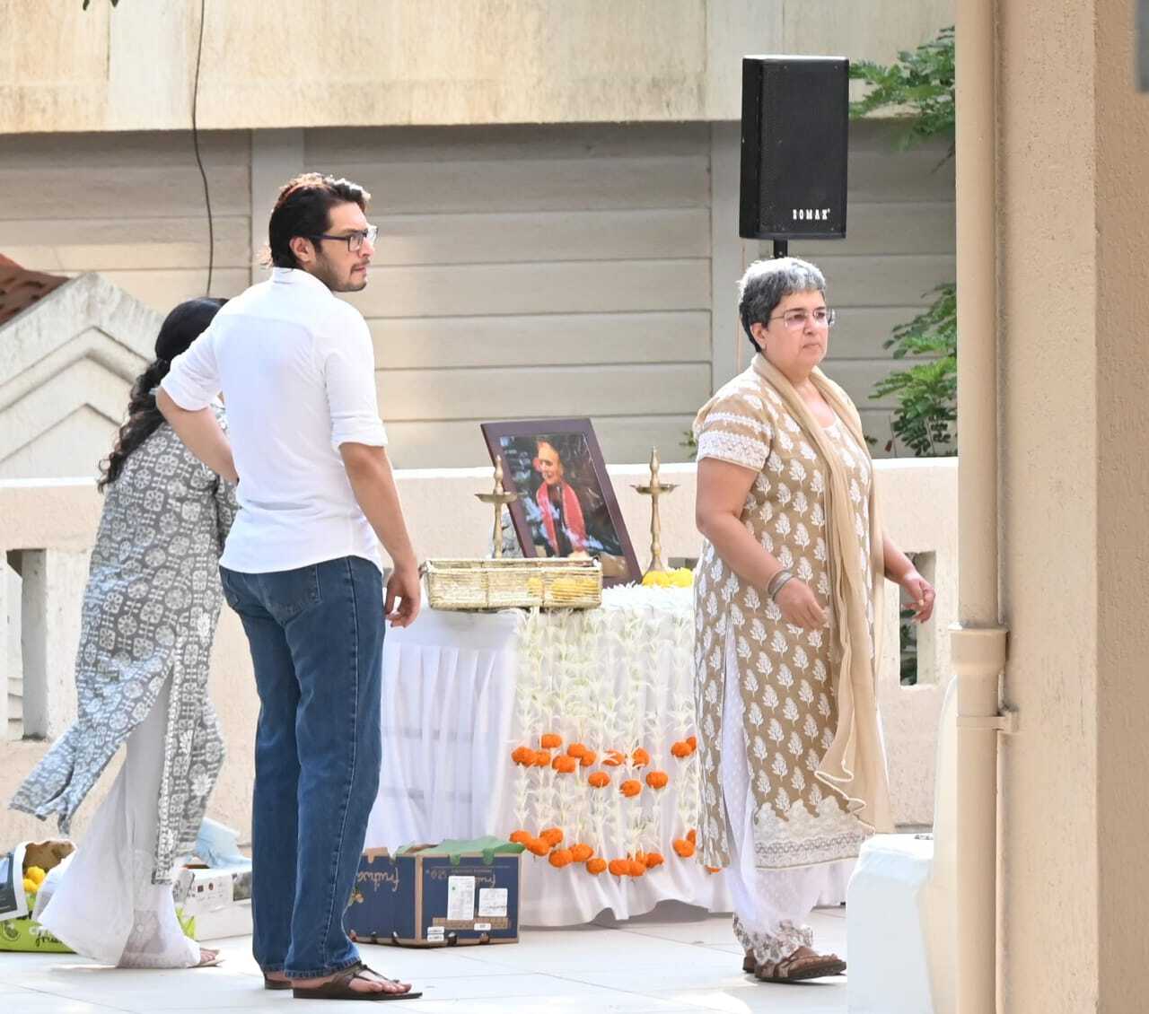 Celebs attended the prayer meet of Aamir Khan's ex-wife Reena Dutta's father in Mumbai. He passed away on Wednesday. 