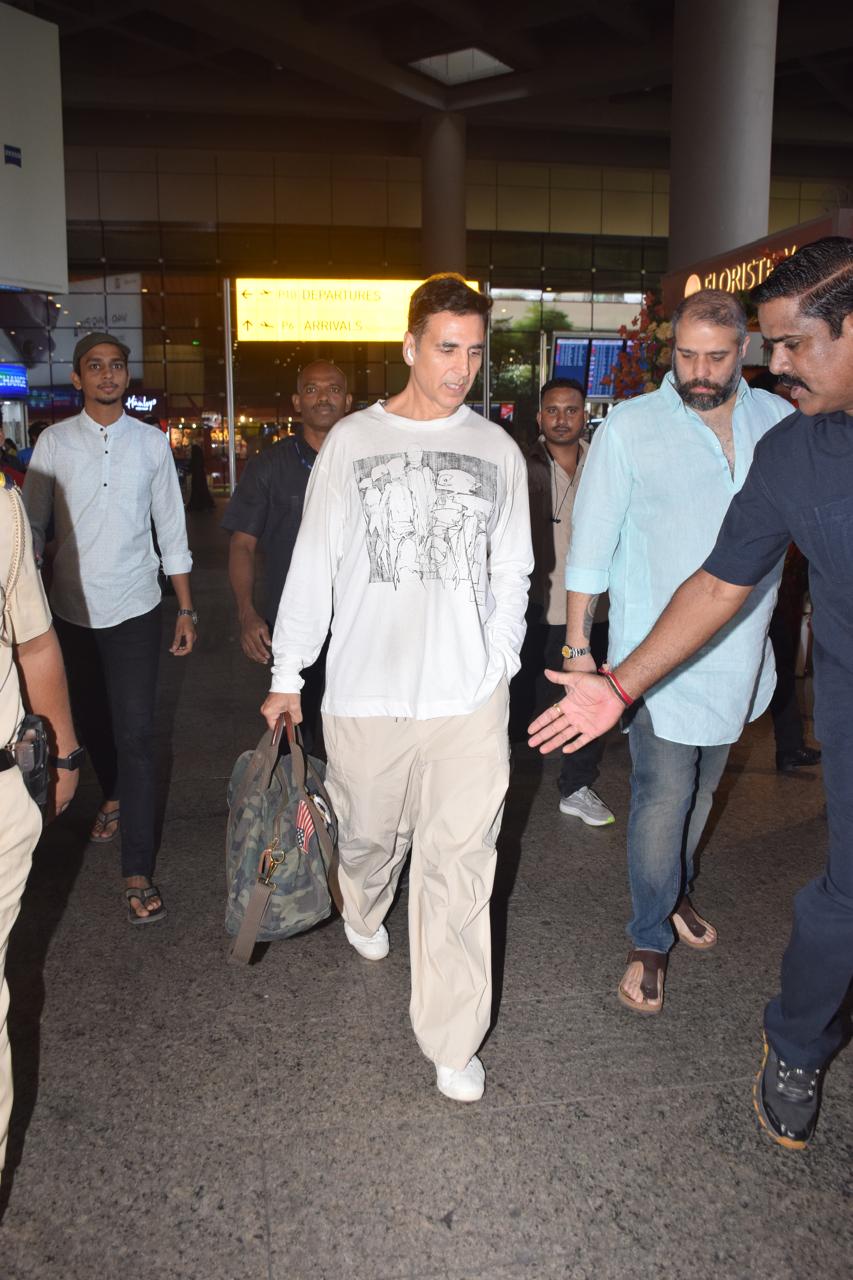 Akshay Kumar nailed his airport look in a light-colored printed T-shirt, perfectly paired with stylish pants, effortlessly blending comfort and style!