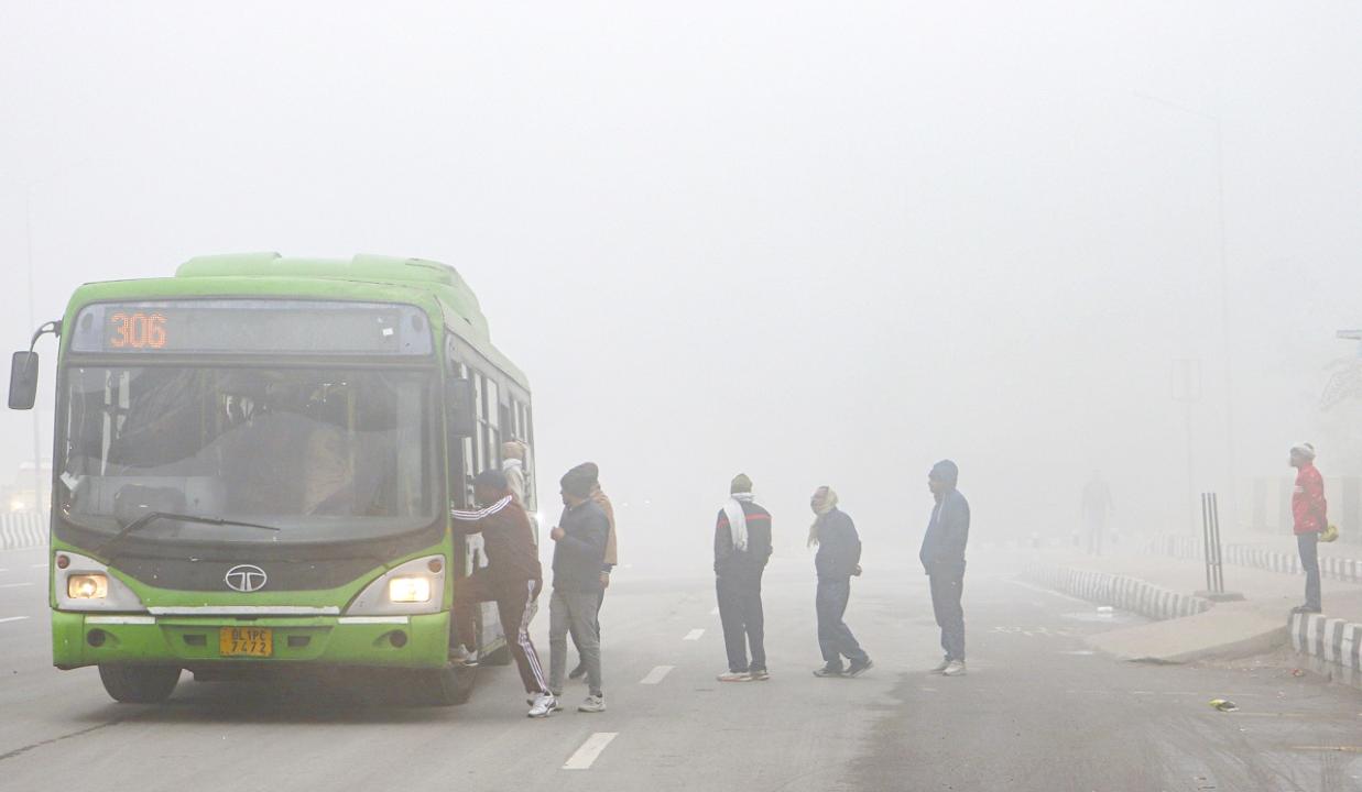 Dense fog in Delhi for second consecutive morning, AQI worsens to 'very poor'