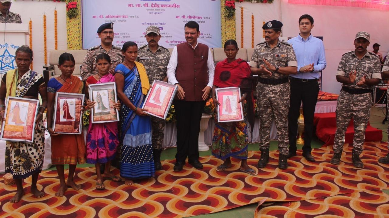 Woman Maoist along with 10 others surrenders before CM Fadnavis