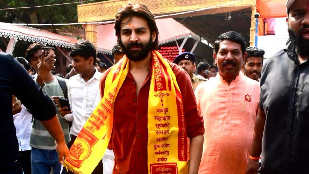 Kartik Aaryan begins New Year 2025 with prayers at Siddhivinayak temple